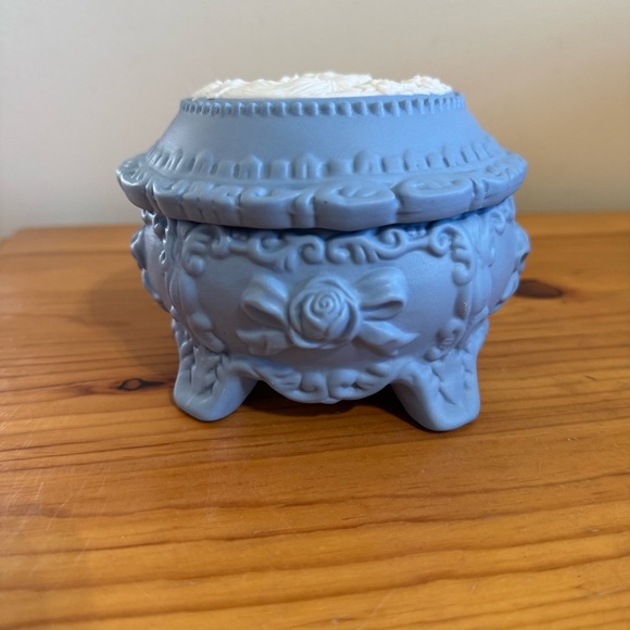 Vintage Jasperware Wedgwood Blue and White Trinket Box Jewelry Casket Large - Picture 8 of 9